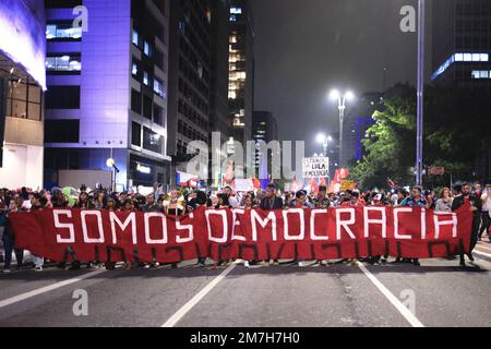 SP - Sao Paulo - 01/09/2023 - SAO PAULO, AGIRE IN DIFESA DELLA DEMOCRAZIA - manifestanti con un banner che dice "noi siamo la democrazia" si vedono durante un atto in difesa della democrazia, su Avenida Paulista, regione centrale della città di Sao Paulo, questo Lunedi (09). La manifestazione si svolge a Sao Paulo e in altre località del paese in risposta al colpo di stato che ha avuto luogo questa scorsa Domenica nella capitale Brasilia, con l'invasione e il vandalismo di edifici e beni pubblici. Foto: Ettore Chiereguini/AGIF/Sipa USA Foto Stock