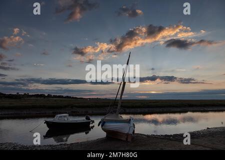 Tramonto e crepuscolo a Blakeney tra le barche, Norfolk Coast, Norfolk, East Anglia, UK Foto Stock