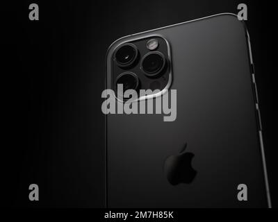 IPhone 12 Pro Max è il cellulare 5G più evoluto e più grande di Apple. Il telefono è dotato di 3 telecamere posteriori e di un sensore LiDAR. Foto Stock