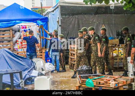 Rio de Janeiro, Brasile. 9 gennaio 2023: RJ. Rio de Janeiro. 09.01.2023 SMANTELLAMENTO DEL CAMPO COUPIST. L'esercito smantella il campo di sostegno del golpe bolsonarista questo lunedì (9), che si trovava di fronte al battaglione Commando do Leste su Avenida Presidente Vargas, in centro. FOTO: ELLAN LUSTOSA (Credit Image: © Ellan Lustosa/ZUMA Press Wire) SOLO PER USO EDITORIALE! Non per USO commerciale! Credit: ZUMA Press, Inc./Alamy Live News Foto Stock