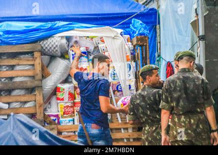 Rio de Janeiro, Brasile. 9 gennaio 2023: RJ. Rio de Janeiro. 09.01.2023 SMANTELLAMENTO DEL CAMPO COUPIST. L'esercito smantella il campo di sostegno del golpe bolsonarista questo lunedì (9), che si trovava di fronte al battaglione Commando do Leste su Avenida Presidente Vargas, in centro. FOTO: ELLAN LUSTOSA (Credit Image: © Ellan Lustosa/ZUMA Press Wire) SOLO PER USO EDITORIALE! Non per USO commerciale! Credit: ZUMA Press, Inc./Alamy Live News Foto Stock