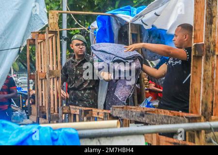 Rio de Janeiro, Brasile. 9 gennaio 2023: RJ. Rio de Janeiro. 09.01.2023 SMANTELLAMENTO DEL CAMPO COUPIST. L'esercito smantella il campo di sostegno del golpe bolsonarista questo lunedì (9), che si trovava di fronte al battaglione Commando do Leste su Avenida Presidente Vargas, in centro. FOTO: ELLAN LUSTOSA (Credit Image: © Ellan Lustosa/ZUMA Press Wire) SOLO PER USO EDITORIALE! Non per USO commerciale! Credit: ZUMA Press, Inc./Alamy Live News Foto Stock