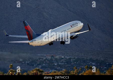 Palm Springs, California, Stati Uniti. 8th Jan, 2023. A Delta Airlines Boeing 737 in partenza dall'aeroporto di Palm Springs (Credit Image: © Ian L. Sitren/ZUMA Press Wire) SOLO PER USO EDITORIALE! Non per USO commerciale! Foto Stock