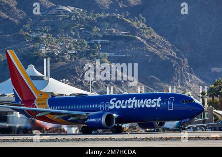 Palm Springs, California, Stati Uniti. 8th Jan, 2023. Un Boeing 737 Max-8 della Southwest Airlines decollo dall'aeroporto di Palm Springs. (Credit Image: © Ian L. Sitren/ZUMA Press Wire) SOLO PER USO EDITORIALE! Non per USO commerciale! Foto Stock