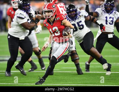 Inglewood, Stati Uniti. 09th Jan, 2023. Il quartback di Georgia Bulldogs Stetson Bennett corre per un touchdown nel primo trimestre contro la TCU Horned Frogs al NCAA College Football National Championship 2023 tra Georgia e TCU al SoFi Stadium di Inglewood, California, lunedì 9 gennaio 2023. Foto di Mike Goulding/UPI Credit: UPI/Alamy Live News Foto Stock