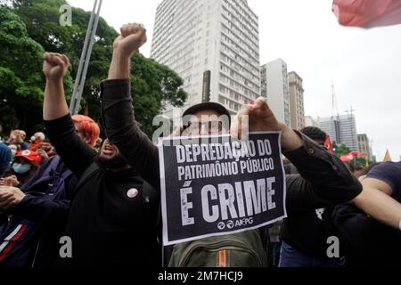 São Paulo Brasile 9 de janeiro de 2023: I membri dei movimenti sociali si riuniscono ad Avenida Paulista in difesa della democrazia a San Paolo, Brasile, il 9 gennaio 2023, un giorno dopo che i sostenitori dell'ex presidente di estrema destra del Brasile Jair Bolsonaro invasero il Congresso, il palazzo presidenziale, e la Corte Suprema a Brasilia Credit: Benedicto FAGA/Alamy Live News Foto Stock