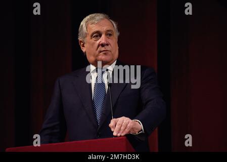 Roma, Italia. 09th Jan, 2023. Antonio Tajani, ministro degli Esteri italiano, parla dal palcoscenico della presentazione del libro "saggezza e audacia", che raccoglie 56 discorsi dell'ex presidente del Parlamento europeo David Sassoli, morto il 11 gennaio 2022. (Foto di Vincenzo Nuzzolese/SOPA Images/Sipa USA) Credit: Sipa USA/Alamy Live News Foto Stock