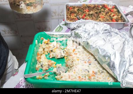 Cibo brasiliano in una ciotola quadrata, tropeiro fagioli, cibo tipico brasiliano con spazio per scrivere il prossimo. Foto Stock