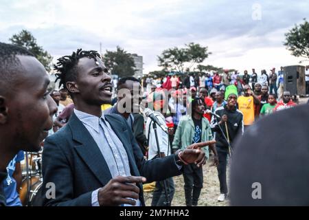 I festaioli si esibiscono durante un concerto reggae per commemorare l'inclusione di Nakuru nella rete delle città creative dell'UNESCO come città di cultura e arti folcloristiche in un terreno aperto vicino alla città di Nakuru. L'evento musicale reggae è stato fatto per diffondere la felicità e le buone vibrazioni nella società. Foto Stock