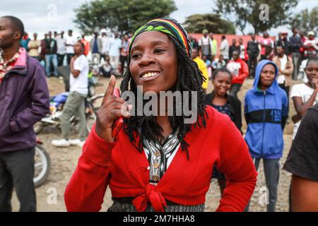 Un rivelatore si esibisce durante un concerto reggae per commemorare l'inclusione di Nakuru nella rete delle città creative dell'UNESCO come città di cultura e arti folcloristiche in un terreno aperto vicino alla città di Nakuru. L'evento musicale reggae è stato fatto per diffondere la felicità e le buone vibrazioni nella società. Foto Stock