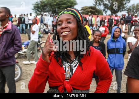 Nakuru, Kenya. 08th Jan, 2023. Un rivelatore si esibisce durante un concerto reggae per commemorare l'inclusione di Nakuru nella rete delle città creative dell'UNESCO come città di cultura e arti folcloristiche in un terreno aperto vicino alla città di Nakuru. L'evento musicale reggae è stato fatto per diffondere la felicità e le buone vibrazioni nella società. (Foto di James Wakibia/SOPA Images/Sipa USA) Credit: Sipa USA/Alamy Live News Foto Stock