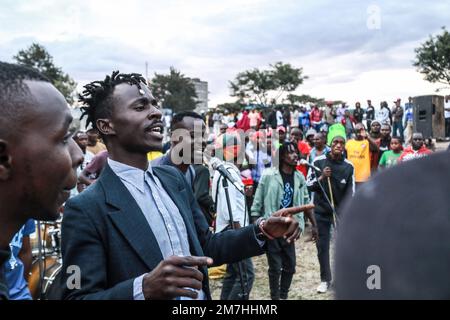 Nakuru, Kenya. 08th Jan, 2023. I festaioli si esibiscono durante un concerto reggae per commemorare l'inclusione di Nakuru nella rete delle città creative dell'UNESCO come città di cultura e arti folcloristiche in un terreno aperto vicino alla città di Nakuru. L'evento musicale reggae è stato fatto per diffondere la felicità e le buone vibrazioni nella società. (Foto di James Wakibia/SOPA Images/Sipa USA) Credit: Sipa USA/Alamy Live News Foto Stock