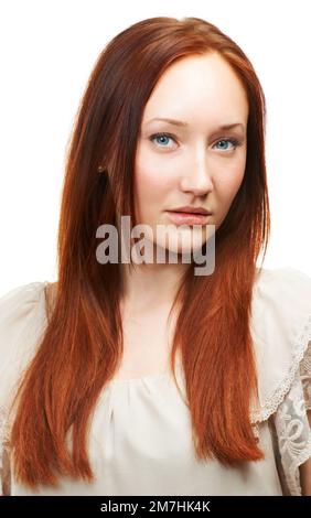 Giovane e fiducioso. Studio ritratto di una bella giovane donna isolato su bianco. Foto Stock