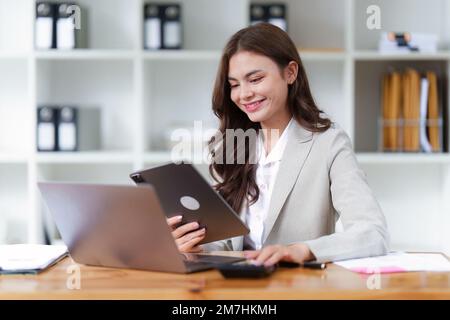 Amministratore business persone ispettore finanziario fare rapporto calcolo saldo. Concetto di contabilità e ricavi interni Foto Stock