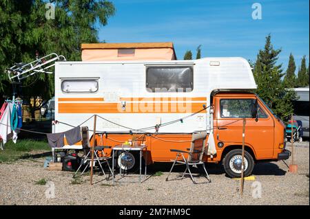 Cartagena, Spagna : 2022 novembre 23 : Old VW Motorhome campeggio in una giornata di sole nell'autunno 2022. Foto Stock