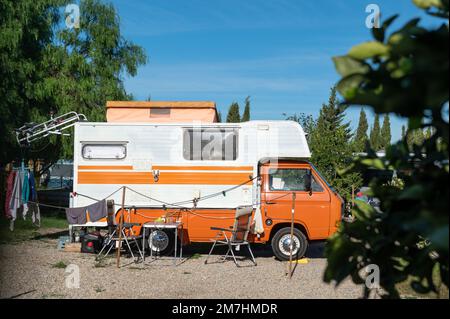 Cartagena, Spagna : 2022 novembre 23 : Old VW Motorhome campeggio in una giornata di sole nell'autunno 2022. Foto Stock