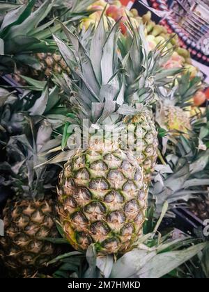 primo piano. ananas freschi sul banco Foto Stock