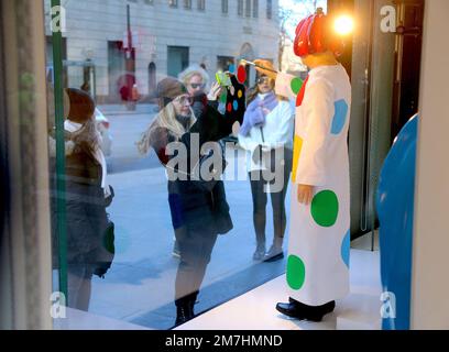 Yayoi Kusama dipinge sulla 5th Avenue di New York ma è un robot