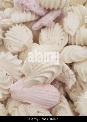 primo piano. marshmallows fresco sul banco nel deposito di caramelle Foto Stock