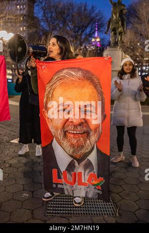 New York, Stati Uniti. 09th Jan, 2023. Una coalizione di attivisti e alleati si riunisce in Union Square per sostenere il presidente brasiliano Lula a seguito di un tentativo di colpo di stato da parte dei sostenitori di estrema destra Bolsonaro in Brasile. Migliaia di sostenitori radicali dell'ex leader Jair Bolsonaro hanno preso il volo e vandalizzato il Congresso Nazionale del Brasile e altre istituzioni governative prima che le forze di sicurezza riacquistino il controllo e arrestino centinaia di persone. (Foto di Michael Nigro/Pacific Press) Credit: Pacific Press Media Production Corp./Alamy Live News Foto Stock