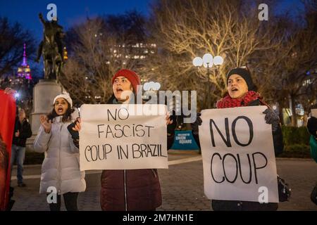 New York, Stati Uniti. 09th Jan, 2023. Una coalizione di attivisti e alleati si riunisce in Union Square per sostenere il presidente brasiliano Lula a seguito di un tentativo di colpo di stato da parte dei sostenitori di estrema destra Bolsonaro in Brasile. Migliaia di sostenitori radicali dell'ex leader Jair Bolsonaro hanno preso il volo e vandalizzato il Congresso Nazionale del Brasile e altre istituzioni governative prima che le forze di sicurezza riacquistino il controllo e arrestino centinaia di persone. (Foto di Michael Nigro/Pacific Press) Credit: Pacific Press Media Production Corp./Alamy Live News Foto Stock