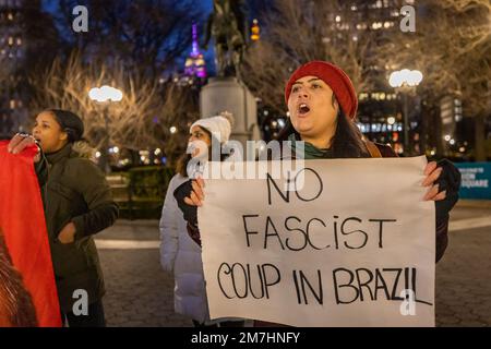 New York, New York, Stati Uniti. 9th Jan, 2023. Una coalizione di attivisti e alleati si riunisce in Union Square per sostenere il presidente brasiliano Lula a seguito di un tentativo di colpo di stato da parte dei sostenitori di estrema destra Bolsonaro in Brasile. Migliaia di sostenitori radicali dell'ex leader Jair Bolsonaro hanno preso il volo e vandalizzato il Congresso Nazionale del Brasile e altre istituzioni governative prima che le forze di sicurezza riacquistino il controllo e arrestino centinaia di persone. (Credit Image: © Michael Nigro/Pacific Press via ZUMA Press Wire) SOLO PER USO EDITORIALE! Non per USO commerciale! Foto Stock