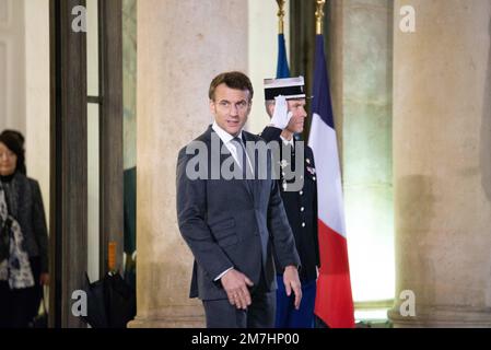 Parigi, Francia. 09th Jan, 2023. il presidente francese Emmanuel Macron attende il primo ministro giapponese per un incontro al Palazzo Elysee di Parigi il 9 gennaio 2023. Photo by Quentin Veuillet/ABACAPRESS.COM Credit: Abaca Press/Alamy Live News Foto Stock