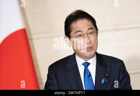 Parigi, Francia. 09th Jan, 2023. Il primo ministro giapponese Fumio Kishida partecipa a una dichiarazione congiunta al Palazzo Elysee il 9 gennaio 2023 a Parigi, in Francia. Foto di Jacques Witt/Pool/ABACAPRESS.COM Credit: Abaca Press/Alamy Live News Foto Stock