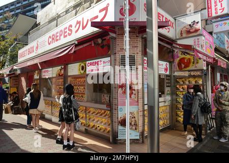 La vivace via Takeshita a Harajuku, Tokyo, Giappone. Foto Stock