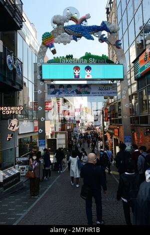 La vivace via Takeshita a Harajuku, Tokyo, Giappone. Foto Stock