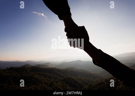 Persone che aiutano a vicenda concept.People aiutare e, concetto di lavoro di squadra. Dare una mano d'aiuto. Foto Stock