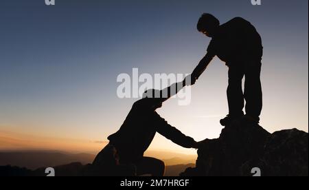 Persone che aiutano a vicenda concept.People aiutare e, concetto di lavoro di squadra. Dare una mano d'aiuto. Foto Stock