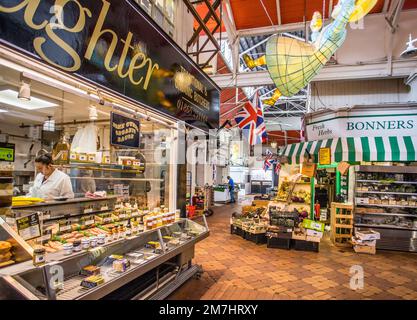 Mercato coperto Oxford, mercato storico con bancarelle permanenti e negozi in una grande struttura coperta nel centro di Oxford, Oxfordshire, Inghilterra sudorientale Foto Stock