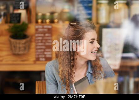 Ritrovo con vecchi amici, un gruppo di amici che parla in un bar. Foto Stock