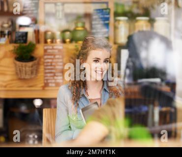 Ritrovo con vecchi amici, un gruppo di amici che parla in un bar. Foto Stock