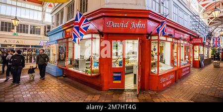 Mercato coperto Oxford, mercato storico con bancarelle permanenti e negozi in una grande struttura coperta nel centro di Oxford, Oxfordshire, Inghilterra sudorientale Foto Stock