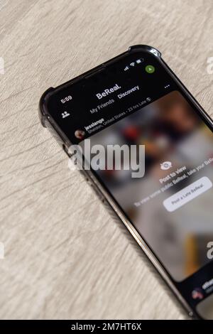 Danzica Polonia - Ottobre 2022. Smartphone con l'app BeReal per i social media sullo schermo dell'iPhone. BeReal sta aumentando la popolarità per il suo tempo a BeReal è un'applicazione francese per i social media che invita gli utenti a scattare istantanee e a pubblicare una foto non filtrata una volta al giorno. Piattaforma di condivisione delle foto. Nuovo rivale Instagram. Applicazione di condivisione delle foto. Foto Stock