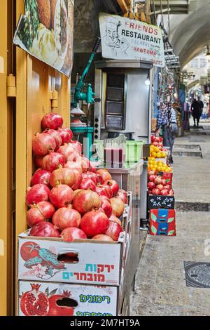 Gerusalemme, Israele - 15 novembre 2022: Bazar arabo nella Città Vecchia di Gerusalemme. Foto Stock