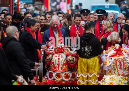 Pechino, Cina. 10th Jan, 2023. Poi il Principe Carlo (al centro, in blu) e sua moglie Camilla (2nd R, davanti) celebrano il Capodanno cinese della tigre a Chinatown a Londra, in Gran Bretagna, il 1 febbraio 2022. Credit: Notizie dal vivo su Xinhua/Alamy Foto Stock