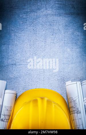 Progetti architettonici con elmetto protettivo su una superficie graffiata vintage in metallo-argento. Foto Stock