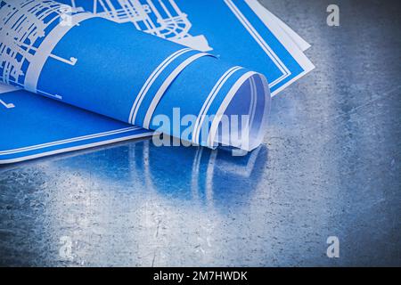 Blu blueprint su sfondo metallico graffiato concetto di costruzione. Foto Stock