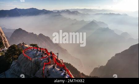 Pechino, Cina. 25th Set, 2022. Questa foto aerea scattata il 25 settembre 2022 mostra la vista del Monte Huashan al tramonto nella provincia Shaanxi del nord-ovest della Cina. Credit: Tao Ming/Xinhua/Alamy Live News Foto Stock