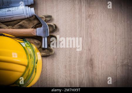 Occhiali protettivi con martello da artiglio per casco da costruzione e guanti di sicurezza. Foto Stock