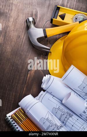 Composizione di utensili per la lavorazione delle costruzioni su un concetto di manutenzione di pannelli di pino vintage Foto Stock