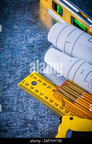 Progetti a livello di costruzione e strumenti di misura su fondo metallico concetto di costruzione e architettura. Foto Stock