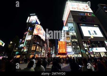 Pedoni che attraversano verso il quartiere dei divertimenti di Kabukicho a Shinjuku, Tokyo, Giappone. Foto Stock