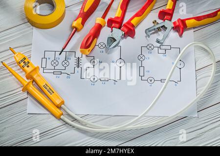 tester per utensili elettrici, cacciaviti isolati con nastro isolante, le pinze isolano gli spelafili Foto Stock