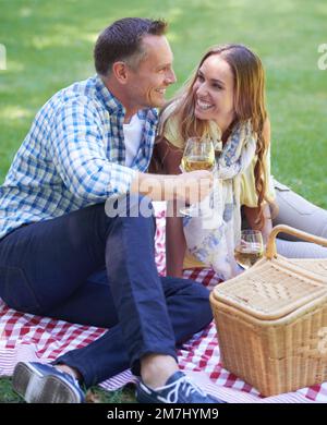 Una giornata romantica all'aperto. una coppia sposata che si gode un picnic all'aperto. Foto Stock