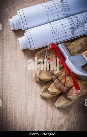 Occhiali protettivi in plastica laminati Blueprints martello e guanti di sicurezza in pelle. Foto Stock