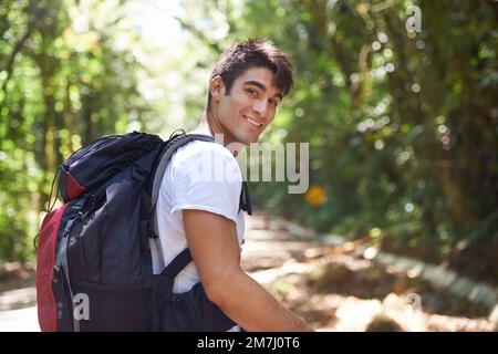 Giusto, lascia ottenere questa escursione cominciata. un bel giovane uomo a piedi nella foresta. Foto Stock